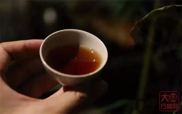 想知道怎么品鉴一款普洱老茶？