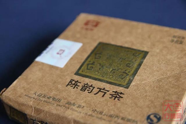 大益 2013陈韵方茶，茶砖里面混这么多棍子 ？